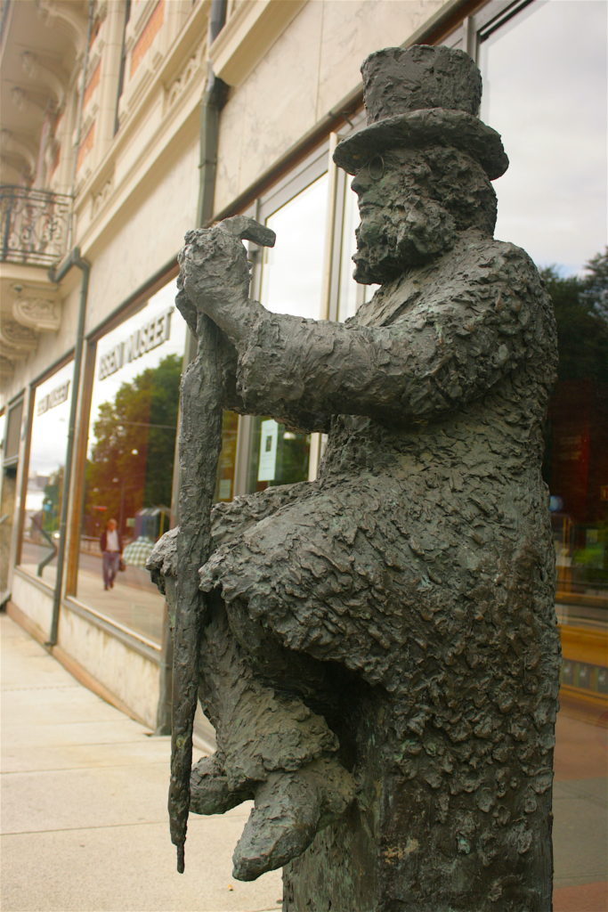 Sculpture of Henrik Ibsen, Ibsen Museum in Oslo, Henrik Ibsen, Ibsen Museum, Ibsen Museet, Oslo, Norway, museum, museums in Oslo, writer’s homes, travel