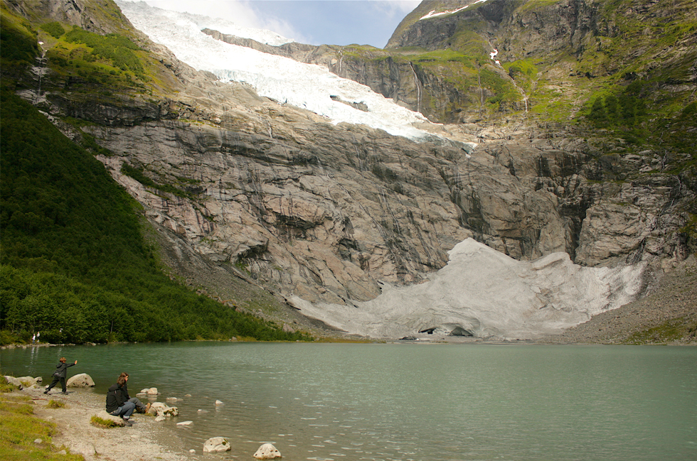 people sitting by a glacier, glacier, landscape, lake, mountains, Norway, best sights in Norway, things to do in Norway, tourists, nature, countryside, ice, glacier walk, adventure, Scandinavia, Nordic, travel, Jostedalsbreen, Jostedalsbreen National Park, Bøyabreen, glacier tongue, rock, kayaking, adventure, natural history, glacier museum, museum, national park, Fjærland, Sognefjord, fjord