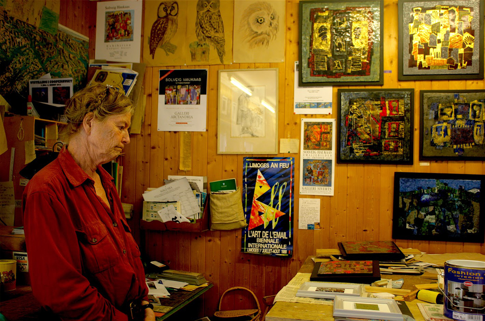 art, artist, artist studio, art workshop, painting, enamel painting, jewellery, art jewellery, goldsmith, artist at work, artist in Norway, Norway, travel, Fjærland, Sognefjord, fjord, Scandinavia