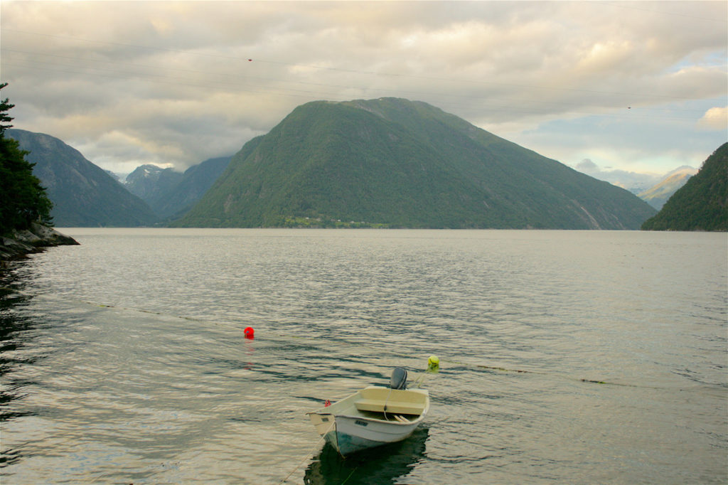 kayak, kayaking, rafting, sailing, fjord, Norway, Visit Norway, lake, landscape, North Sea, mountains, scenery, mountain view, lake view, Balestrand. Fjaerland, Mundal, Sognefjord, Scandinavia, Nordic, travel